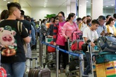Vạ vật ở Tân Sơn Nhất chờ lên máy bay về quê ăn Tết Vạ vật ở Tân Sơn Nhất chờ lên máy bay về quê ăn Tết