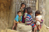 Xót xa cảnh nhiều đứa trẻ vẫn ở trần trong cái lạnh thấu xương khi Tết cận kề Xót xa cảnh nhiều đứa trẻ vẫn ở trần trong cái lạnh thấu xương khi Tết cận kề