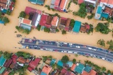 Xót xa mưa lũ miền Trung: "Ông Trời đừng mưa nữa, chỗ mệ ướt hết rồi!" Xót xa mưa lũ miền Trung: "Ông Trời đừng mưa nữa, chỗ mệ ướt hết rồi!"