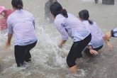 Mặc mưa ngập đến cả đầu gối, hàng chục học sinh vẫn vô tư chơi đùa dưới sân trường: Vui nhưng có an toàn? Mặc mưa ngập đến cả đầu gối, hàng chục học sinh vẫn vô tư chơi đùa dưới sân trường: Vui nhưng có an toàn?