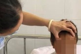 Bé 3 tuổi dập mi vì bị dây thun bắn vào mắt Bé 3 tuổi dập mi vì bị dây thun bắn vào mắt