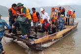 Cứu hộ thành công 16 thuyền viên mắc kẹt trên tàu hàng ở vùng biển Hà Tĩnh Cứu hộ thành công 16 thuyền viên mắc kẹt trên tàu hàng ở vùng biển Hà Tĩnh