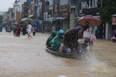 Thuyền ghe lên phố, người dân bì bõm lội lũ đi mua đồ ăn Thuyền ghe lên phố, người dân bì bõm lội lũ đi mua đồ ăn
