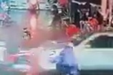 Pha "bỏ của chạy lấy người" nhanh như chớp tránh tai nạn kinh hoàng của nam thanh niên khiến dân mạng vừa sợ vừa nể Pha "bỏ của chạy lấy người" nhanh như chớp tránh tai nạn kinh hoàng của nam thanh niên khiến dân mạng vừa sợ vừa nể