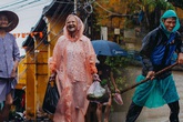 Chùm ảnh: Hội An vẫn đẹp với những nụ cười lạc quan của người dân dù nước lũ đang bao trùm phố cổ Chùm ảnh: Hội An vẫn đẹp với những nụ cười lạc quan của người dân dù nước lũ đang bao trùm phố cổ