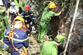 Đưa thi thể nạn nhân rơi xuống hang sâu gần 150 mét lên mặt đất Đưa thi thể nạn nhân rơi xuống hang sâu gần 150 mét lên mặt đất