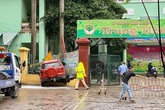 Hà Nội: Ô tô lao thẳng vào cổng trường mầm non, húc đổ hàng rào sắt Hà Nội: Ô tô lao thẳng vào cổng trường mầm non, húc đổ hàng rào sắt