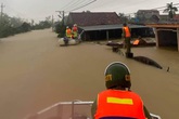 Quảng Bình: Lũ vượt nóc nhà, lực lượng chức năng căng mình giúp dân chạy lũ Quảng Bình: Lũ vượt nóc nhà, lực lượng chức năng căng mình giúp dân chạy lũ