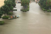 Người dân Hà Tĩnh thức trắng đêm chống lũ, nhiều địa phương chìm trong biển nước Người dân Hà Tĩnh thức trắng đêm chống lũ, nhiều địa phương chìm trong biển nước