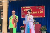 Cô giáo đóng vai chị Hằng trong tiệc Trung thu bỗng chốc nổi như cồn, dân mạng truy tìm danh tính xong ngồi ao ước Cô giáo đóng vai chị Hằng trong tiệc Trung thu bỗng chốc nổi như cồn, dân mạng truy tìm danh tính xong ngồi ao ước