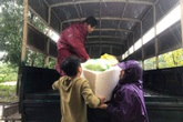Người dân Hà Tĩnh sát cánh bên nhau trong những ngày bão lụt Người dân Hà Tĩnh sát cánh bên nhau trong những ngày bão lụt
