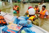 Lũ lớn, người dân Hà Tĩnh ngồi trên nóc nhà chờ cứu hộ Lũ lớn, người dân Hà Tĩnh ngồi trên nóc nhà chờ cứu hộ
