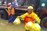 Người dân miền Trung thức thâu đêm thổi cơm, gói bánh cứu trợ đồng bào Người dân miền Trung thức thâu đêm thổi cơm, gói bánh cứu trợ đồng bào