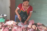 Thịt lợn ế ẩm cả năm, tiểu thương ngoài chợ đành phải giảm giá Thịt lợn ế ẩm cả năm, tiểu thương ngoài chợ đành phải giảm giá