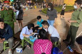 Hà Nội: Bắt đầu xử phạt người không đeo khẩu trang nơi công cộng ngay trong đêm Hà Nội: Bắt đầu xử phạt người không đeo khẩu trang nơi công cộng ngay trong đêm