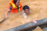 Quặn lòng giọt nước mắt của người dân vùng lũ và những hình ảnh xúc động tới tận tâm can Quặn lòng giọt nước mắt của người dân vùng lũ và những hình ảnh xúc động tới tận tâm can