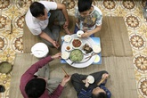 Ông bố theo con lên giảng đường mỗi ngày Ông bố theo con lên giảng đường mỗi ngày