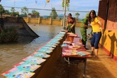 Lũ rút, giáo viên lội nước cao nửa mét vào trường mò tìm sách cho trò Lũ rút, giáo viên lội nước cao nửa mét vào trường mò tìm sách cho trò