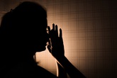 Người vợ bị ép mặc quần áo của mẹ chồng đã khuất với mùi hôi khó chịu và loạt chiêu trò hành hạ của gia đình chồng dẫn đến bi kịch đau lòng Người vợ bị ép mặc quần áo của mẹ chồng đã khuất với mùi hôi khó chịu và loạt chiêu trò hành hạ của gia đình chồng dẫn đến bi kịch đau lòng