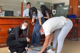 Công Vinh, Thuỷ Tiên rút cả vali tiền mặt phát cho người dân Công Vinh, Thuỷ Tiên rút cả vali tiền mặt phát cho người dân
