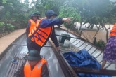 Quảng Bình: Xúc động hình ảnh cán bộ, chiến sĩ trèo đèo, lội suối ứng cứu đồng bào dân tộc Vân Kiều Quảng Bình: Xúc động hình ảnh cán bộ, chiến sĩ trèo đèo, lội suối ứng cứu đồng bào dân tộc Vân Kiều