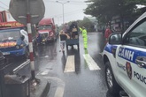 Ấm lòng những hộp cơm miễn phí cho tài xế, hành khách mắc kẹt ở Huế Ấm lòng những hộp cơm miễn phí cho tài xế, hành khách mắc kẹt ở Huế