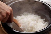 Cứ tưởng nấu cơm bằng nồi điện là "dễ nhất quả đất" nhưng nếu không biết cách sau thì cơm vẫn sống, nát, mất hết dinh dưỡng Cứ tưởng nấu cơm bằng nồi điện là "dễ nhất quả đất" nhưng nếu không biết cách sau thì cơm vẫn sống, nát, mất hết dinh dưỡng