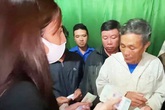 Vợ chồng cụ ông được ca sĩ Thủy Tiên tặng 200 triệu đồng: "Chúng tôi đã mang toàn bộ số tiền trả ngân hàng, mọi người đừng nói gì mà tội cô Tiên" Vợ chồng cụ ông được ca sĩ Thủy Tiên tặng 200 triệu đồng: "Chúng tôi đã mang toàn bộ số tiền trả ngân hàng, mọi người đừng nói gì mà tội cô Tiên"