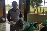 Nhặt được vàng trong đồ cứu trợ, anh nông dân ở Hà Tĩnh tìm chủ nhân trả lại Nhặt được vàng trong đồ cứu trợ, anh nông dân ở Hà Tĩnh tìm chủ nhân trả lại
