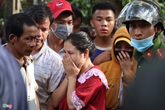 Gào khóc tìm kiếm người thân dưới đất đá ở Trà Leng Gào khóc tìm kiếm người thân dưới đất đá ở Trà Leng