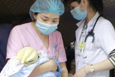 Bác sĩ vượt 300 km giúp bé trai 7 ngày tuổi chuyển viện Bác sĩ vượt 300 km giúp bé trai 7 ngày tuổi chuyển viện