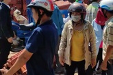 Giá ngói lợp nhà ở Quảng Ngãi bị “thổi” lên cao, xếp hàng từ sáng sớm vẫn không mua được Giá ngói lợp nhà ở Quảng Ngãi bị “thổi” lên cao, xếp hàng từ sáng sớm vẫn không mua được