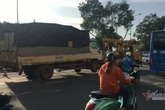 Nằm dưới gầm sửa xe, tài xế bị xe container đâm tử vong Nằm dưới gầm sửa xe, tài xế bị xe container đâm tử vong