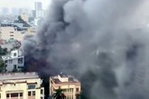 Hà Nội: Cháy lớn tại quán lẩu nổi tiếng trên phố Dịch Vọng Hậu, cột khói bốc cao hàng chục mét Hà Nội: Cháy lớn tại quán lẩu nổi tiếng trên phố Dịch Vọng Hậu, cột khói bốc cao hàng chục mét