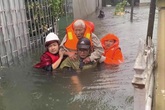 Giải cứu gần 200 hộ dân TP Vinh mắc kẹt giữa biển nước Giải cứu gần 200 hộ dân TP Vinh mắc kẹt giữa biển nước