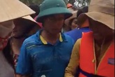 Thủy Tiên, Công Vinh phát tiền cho người dân Quảng Bình đến tối muộn Thủy Tiên, Công Vinh phát tiền cho người dân Quảng Bình đến tối muộn