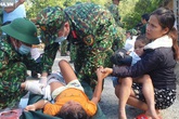"3 đứa con bị đất đá vùi hết"- Đôi mắt vô hồn của người mẹ, anh bộ đội thành giá đỡ truyền nước cho nạn nhân ở Trà Leng "3 đứa con bị đất đá vùi hết"- Đôi mắt vô hồn của người mẹ, anh bộ đội thành giá đỡ truyền nước cho nạn nhân ở Trà Leng