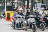 Chùm ảnh: Tiết trời se lạnh, người Hà Nội khoác thêm áo ấm, hưởng trọn không khí mát lành của mùa Thu Chùm ảnh: Tiết trời se lạnh, người Hà Nội khoác thêm áo ấm, hưởng trọn không khí mát lành của mùa Thu