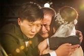 Cha rơi nước mắt khi tiễn con gái lấy chồng Cha rơi nước mắt khi tiễn con gái lấy chồng