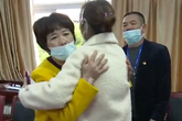 Mẹ chồng nàng dâu túm tóc đánh nhau kinh hoàng, 2 con trai vẫn bình thản quay video và bày tỏ thái độ khiến dân mạng ném đá dữ dội Mẹ chồng nàng dâu túm tóc đánh nhau kinh hoàng, 2 con trai vẫn bình thản quay video và bày tỏ thái độ khiến dân mạng ném đá dữ dội