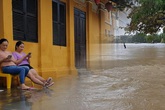 Ảnh: Phố cổ Hội An ngập trong "biển" nước, người dân chuẩn bị sơ tán Ảnh: Phố cổ Hội An ngập trong "biển" nước, người dân chuẩn bị sơ tán