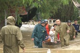 Lũ lên nhanh, hàng trăm chiến sỹ công an gấp rút giúp dân di dời Lũ lên nhanh, hàng trăm chiến sỹ công an gấp rút giúp dân di dời