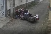 Thanh niên đầu trần phóng như bay trong hẻm, tông trực diện vào bà mẹ đang chở theo 2 con nhỏ Thanh niên đầu trần phóng như bay trong hẻm, tông trực diện vào bà mẹ đang chở theo 2 con nhỏ