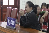 Nước mắt ân hận của nữ bị cáo được gặp con gái 7 tuổi tại tòa Nước mắt ân hận của nữ bị cáo được gặp con gái 7 tuổi tại tòa