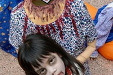 Bé gái hóa trang không đầu đi xin kẹo Halloween Bé gái hóa trang không đầu đi xin kẹo Halloween