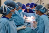 Bé trai mắc hội chứng thai ký sinh Bé trai mắc hội chứng thai ký sinh