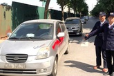 Đội trưởng bảo vệ cùng ‘đồng nghiệp’ xịt sơn làm bẩn xe ô tô vì khách không gửi xe trong chung cư Đội trưởng bảo vệ cùng ‘đồng nghiệp’ xịt sơn làm bẩn xe ô tô vì khách không gửi xe trong chung cư
