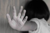Thấy chồng hay chơi trò bịt mắt với con gái riêng, người vợ nào ngờ đã có tội ác kinh khủng xảy ra suốt 5 năm khiến cô hối hận cả đời Thấy chồng hay chơi trò bịt mắt với con gái riêng, người vợ nào ngờ đã có tội ác kinh khủng xảy ra suốt 5 năm khiến cô hối hận cả đời