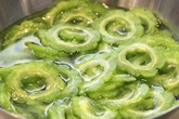 Mướp đắng rất bổ nhưng nhiều người không dám ăn vì sợ đắng, hãy ngâm nó vào sữa chua pha loãng, kết quả cực bất ngờ Mướp đắng rất bổ nhưng nhiều người không dám ăn vì sợ đắng, hãy ngâm nó vào sữa chua pha loãng, kết quả cực bất ngờ