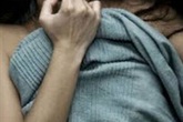 Đang làm chuyện "người lớn” với bé gái 12 tuổi thì bị lộ, nam thanh niên 17 tuổi hốt hoảng bỏ chạy Đang làm chuyện "người lớn” với bé gái 12 tuổi thì bị lộ, nam thanh niên 17 tuổi hốt hoảng bỏ chạy